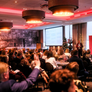 Deelnemers in een zaal